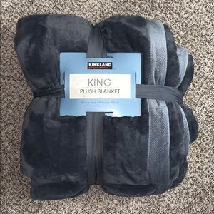 A Never Used King Size Plush Kirkland Blanket